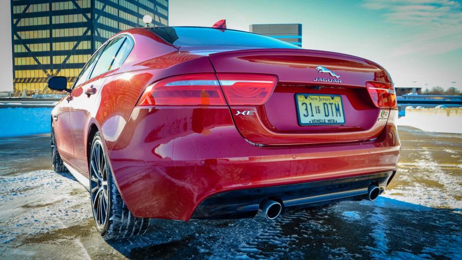  Jaguar XE S AWD 2017 года  (NA) (фото 4 из 16)